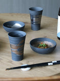 Carica l'immagine nel visualizzatore della galleria, Coppia di tazze per snack Nagashi Seifu in oro e argento
